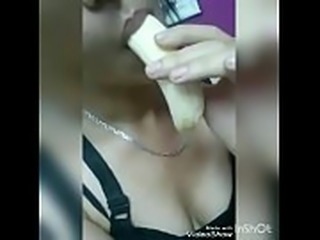 فاتحة الكاميرا لجارها وبتهيجه عشان يجي...