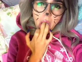 Teen toying her creamy pussy
